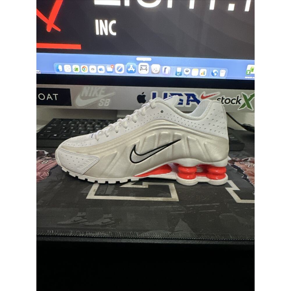 New Women's Size 6 Nike Shox R4 White Phantom AR3565-103 - Picture 2 of 7